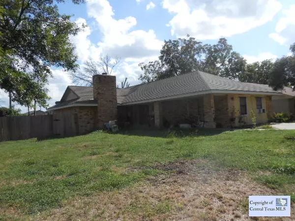 833 Ross CIR, Lockhart, TX 78644