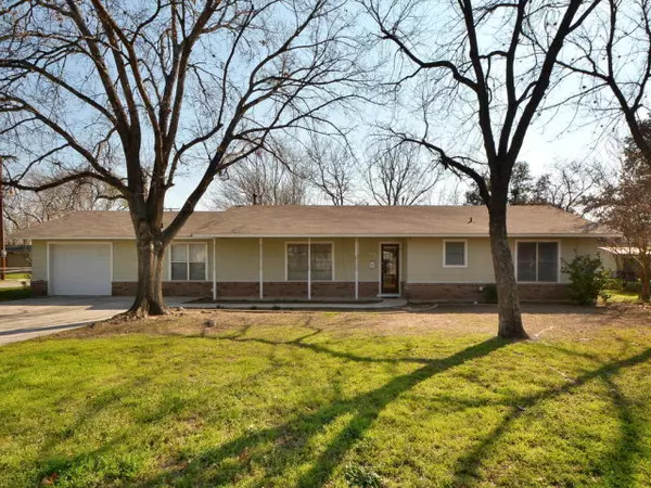 615 S Oak AVE, Luling, TX 78648