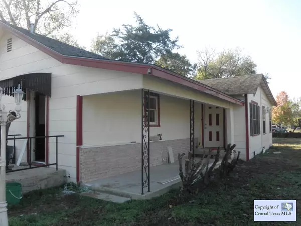 311 Comal AVE, Luling, TX 78648