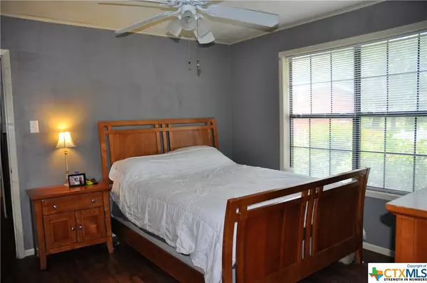 Alvin, TX 77511,204 S 5th ST