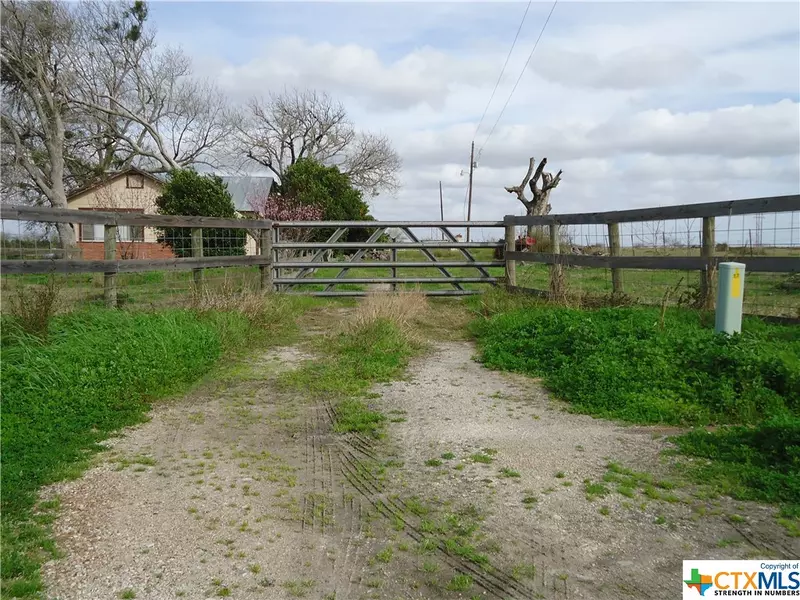 1587 County Road 429, Lolita, TX 77971