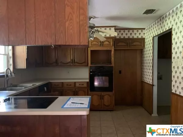 Hewitt, TX 76643,412 E Spring Valley RD