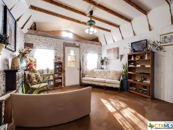 Spring Branch, TX 78070,711 Henderson DR