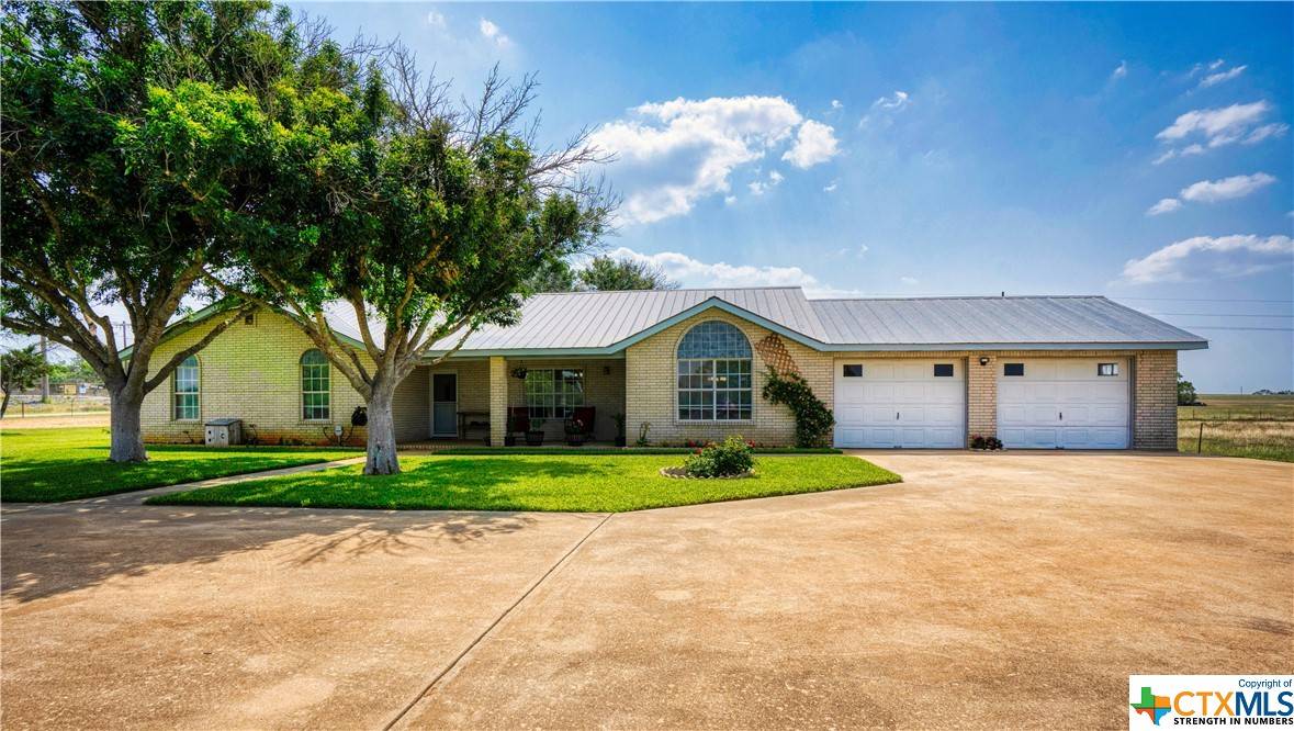 648 County Road 669, Devine, TX 78016