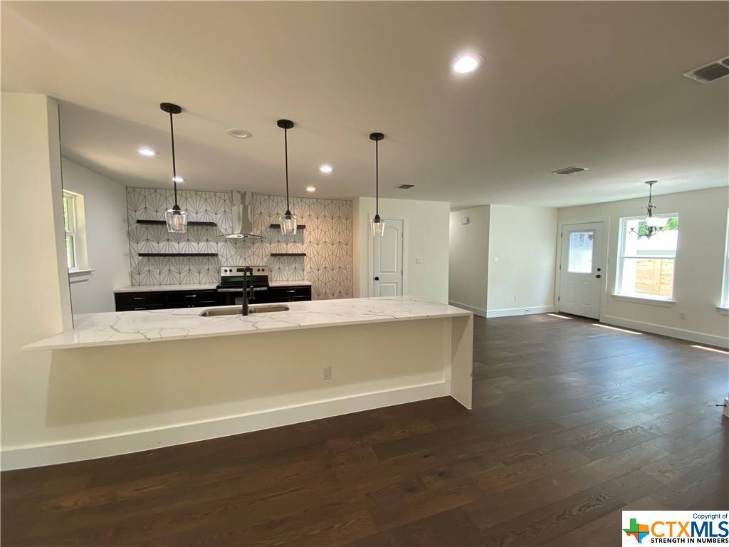 Luling, TX 78648,110 W Jones ST