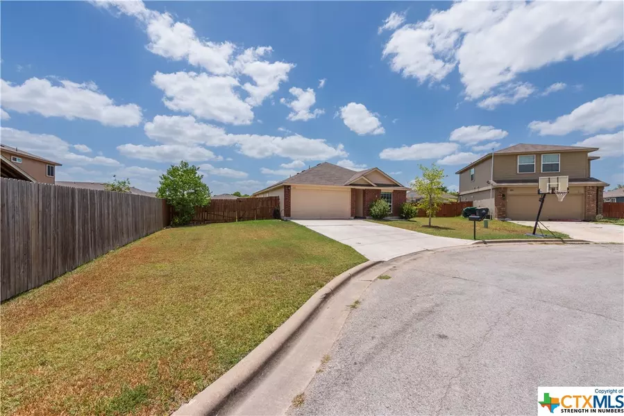 111 Hawk CIR, Luling, TX 78648