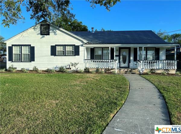201 River ST,  Hallettsville,  TX 77964