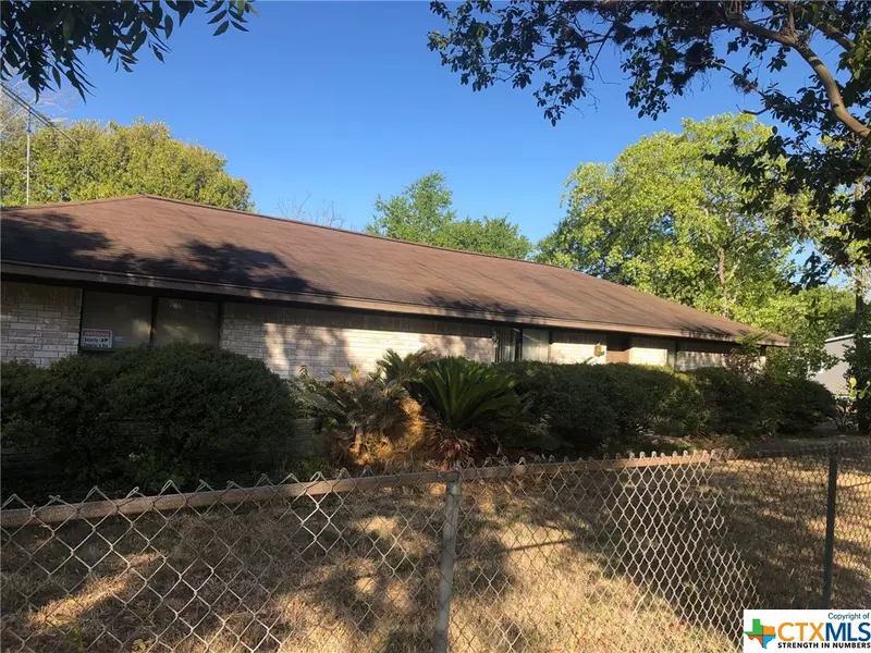 412 Yoakum ST, Yoakum, TX 77995