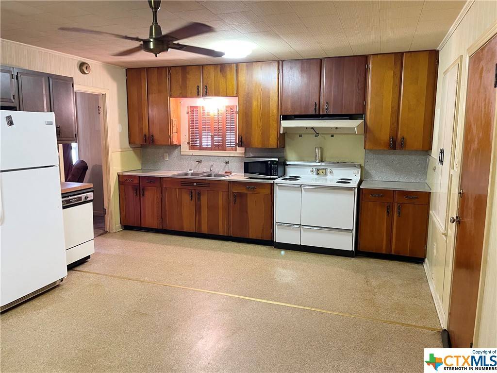 Goliad, TX 77963,347 N Burke ST