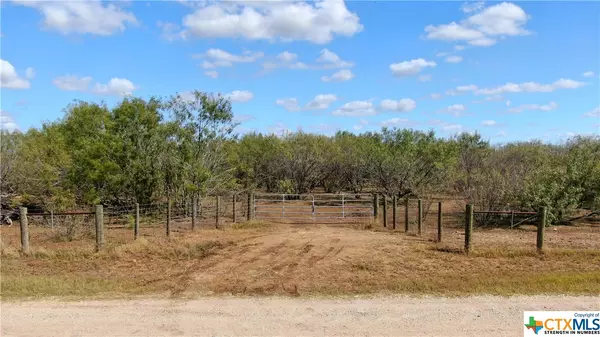 812 County Road 415, Stockdale, TX 78160