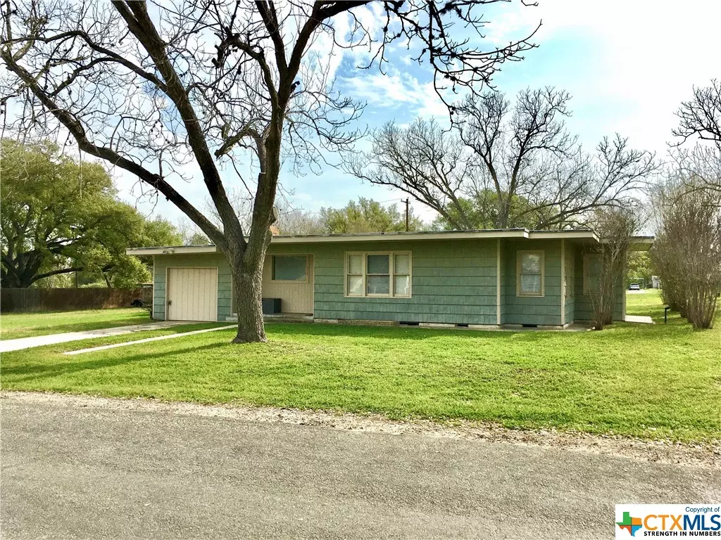 Goliad, TX 77963,517 N Mount Auburn