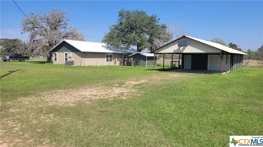 242 Fordtran RD, Thomaston, TX 77989