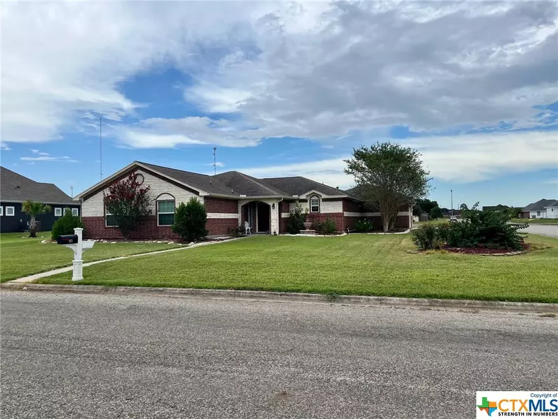 815 Catclaw LN, Edna, TX 77957