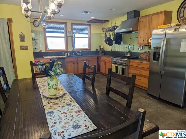 Floresville, TX 78114,562 County Road 112