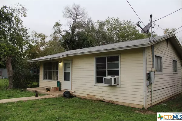 524 Mitchell AVE, Seguin, TX 78155