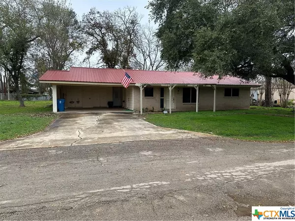 904 E 2nd AVE, Nixon, TX 78140