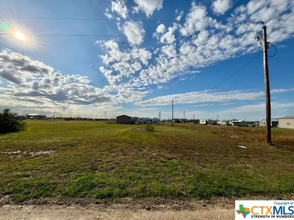 82 Mullet LN,  Palacios,  TX 77465