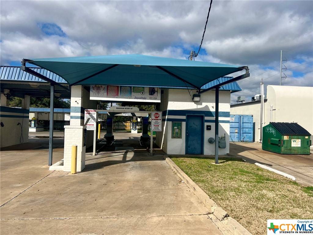 Victoria, TX 77901,2004 E Red River ST