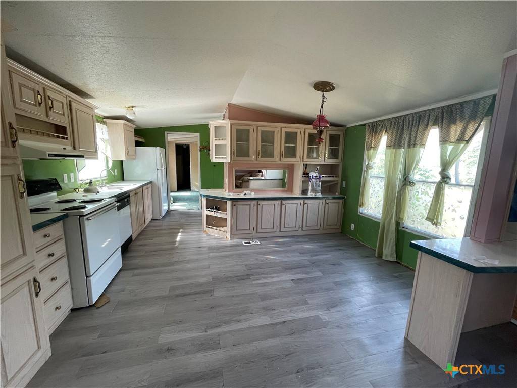 Floresville, TX 78114,113 Creekview DR