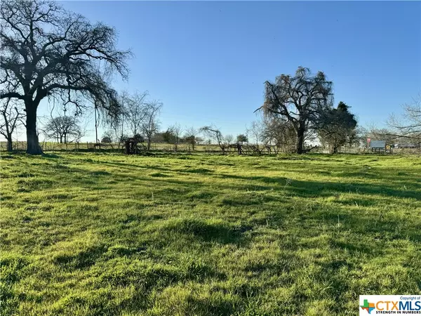 Luling, TX 78648,105 Hall RD