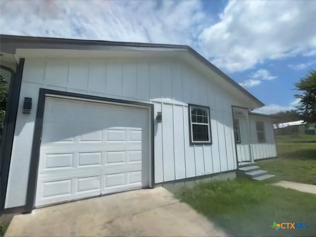 Lampasas, TX 76550,27 Hollywood DR