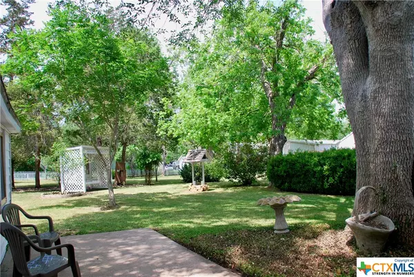 Moulton, TX 77975,304 W Kerr ST