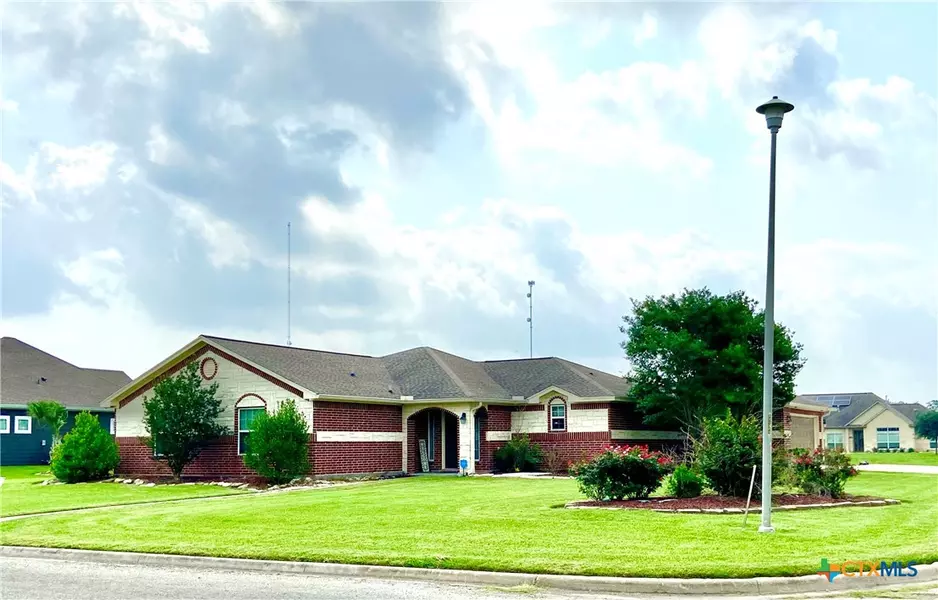 815 Catclaw LN, Edna, TX 77957