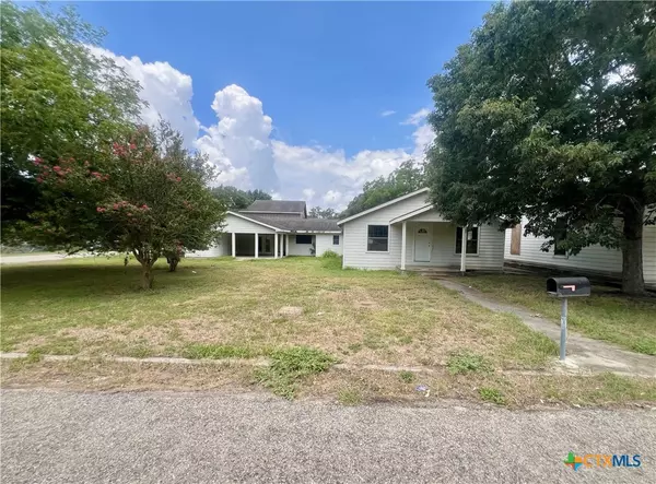 1902 N MCLEOD ST, Cuero, TX 77954