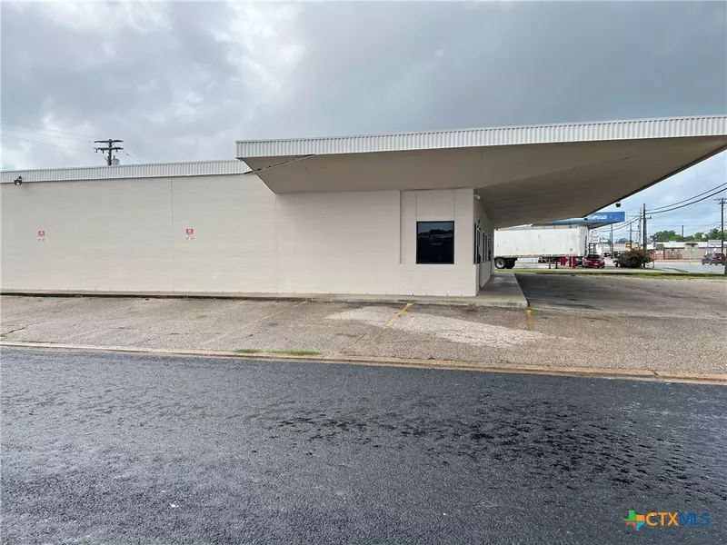 2112 N Navarro, Victoria, TX 77901