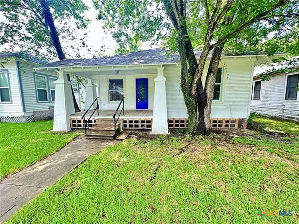 404 E Live Oak ST, Cuero, TX 77954