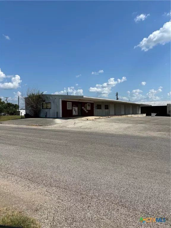 801 Irvine ST, Yoakum, TX 77995