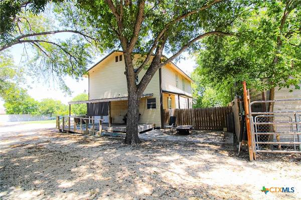 1124 E Kingsbury ST #B, Seguin, TX 78155