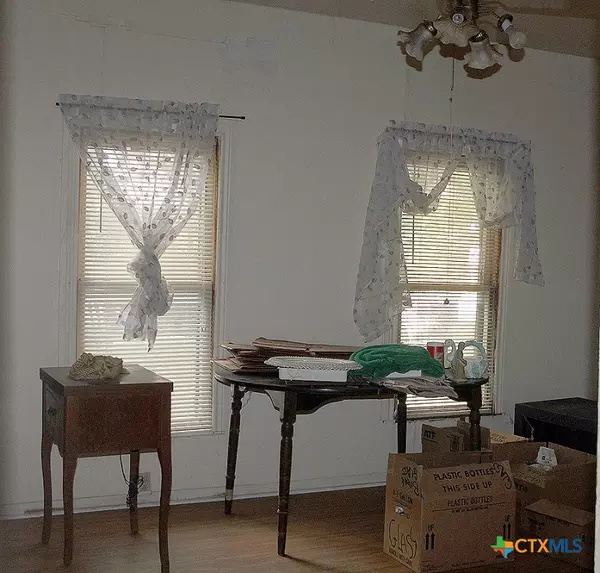 Lockhart, TX 78644,717 S Commerce ST