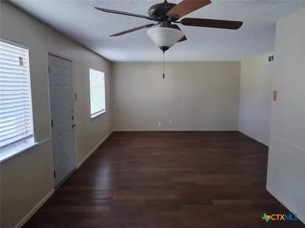 1120 N King ST #110, Seguin, TX 78155