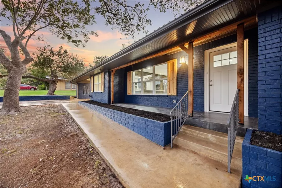 1305 W 1st ST, Lampasas, TX 76550