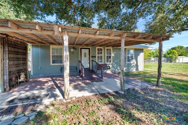 1906 N De Leon ST, Victoria, TX 77901