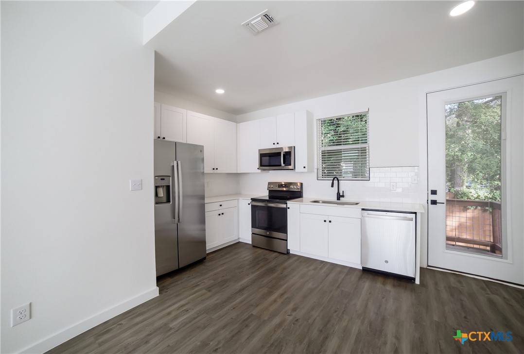 New Braunfels, TX 78130,587 E Basel ST