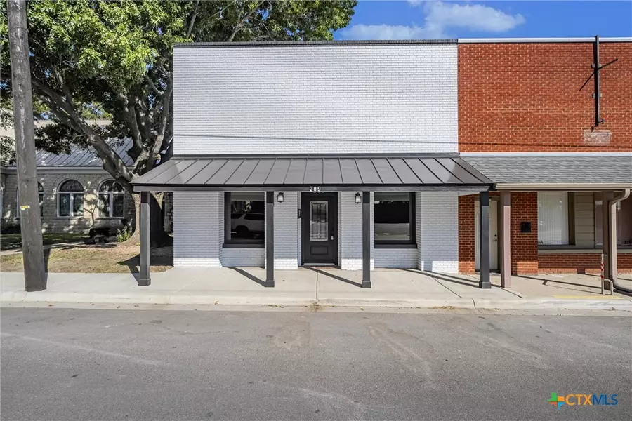 209 E 3rd ST, Lampasas, TX 76550