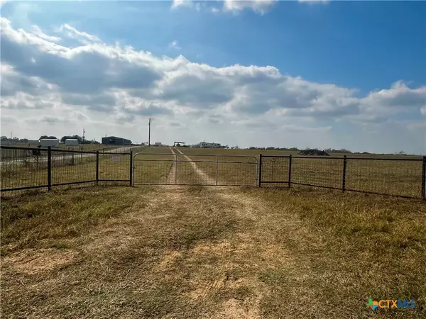 225 County Road 423, Stockdale, TX 78160