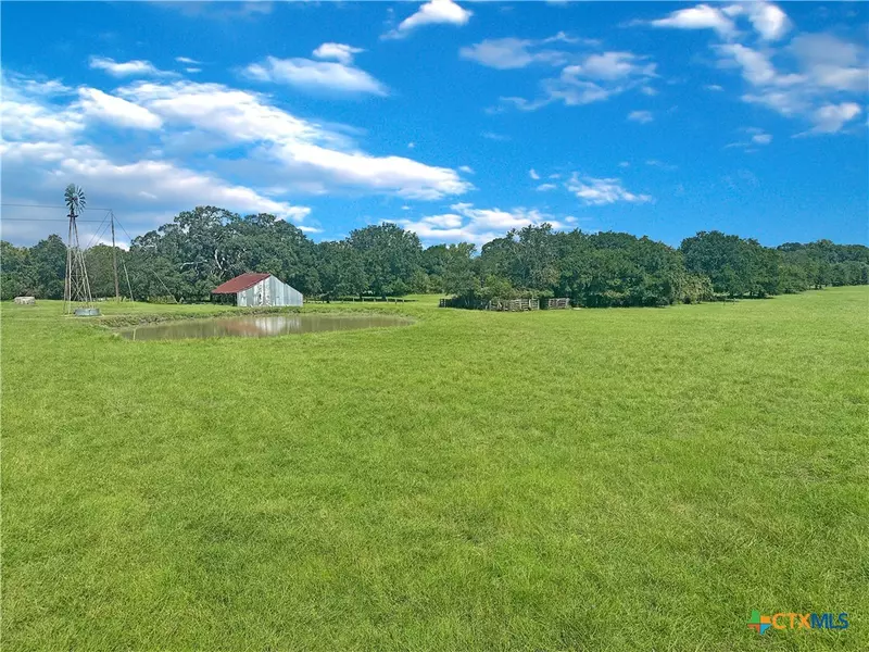 2270 Young LN, Flatonia, TX 78941