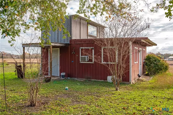 Mcqueeney, TX 78123,8195 Fm 725