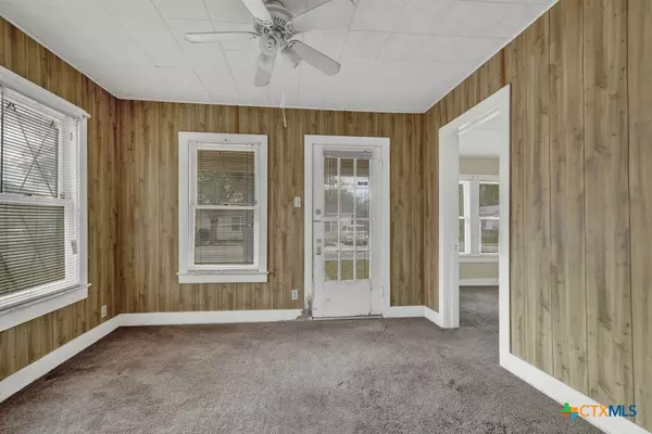 Seguin, TX 78155,313 N San Marcos ST