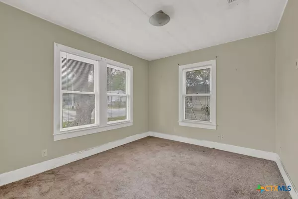 Seguin, TX 78155,313 N San Marcos ST