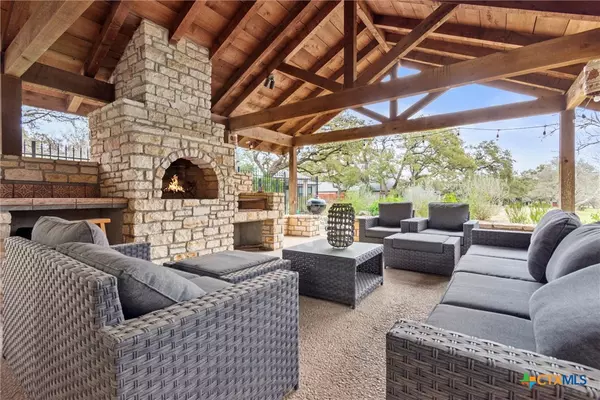 61 Woodcreek DR, Wimberley, TX 78676