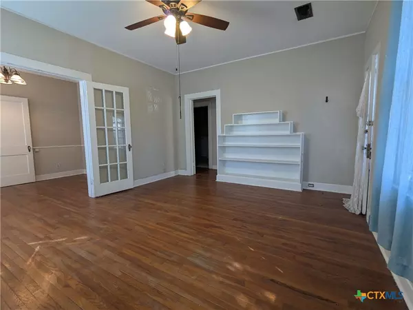 Lampasas, TX 76550,207 W 5th ST