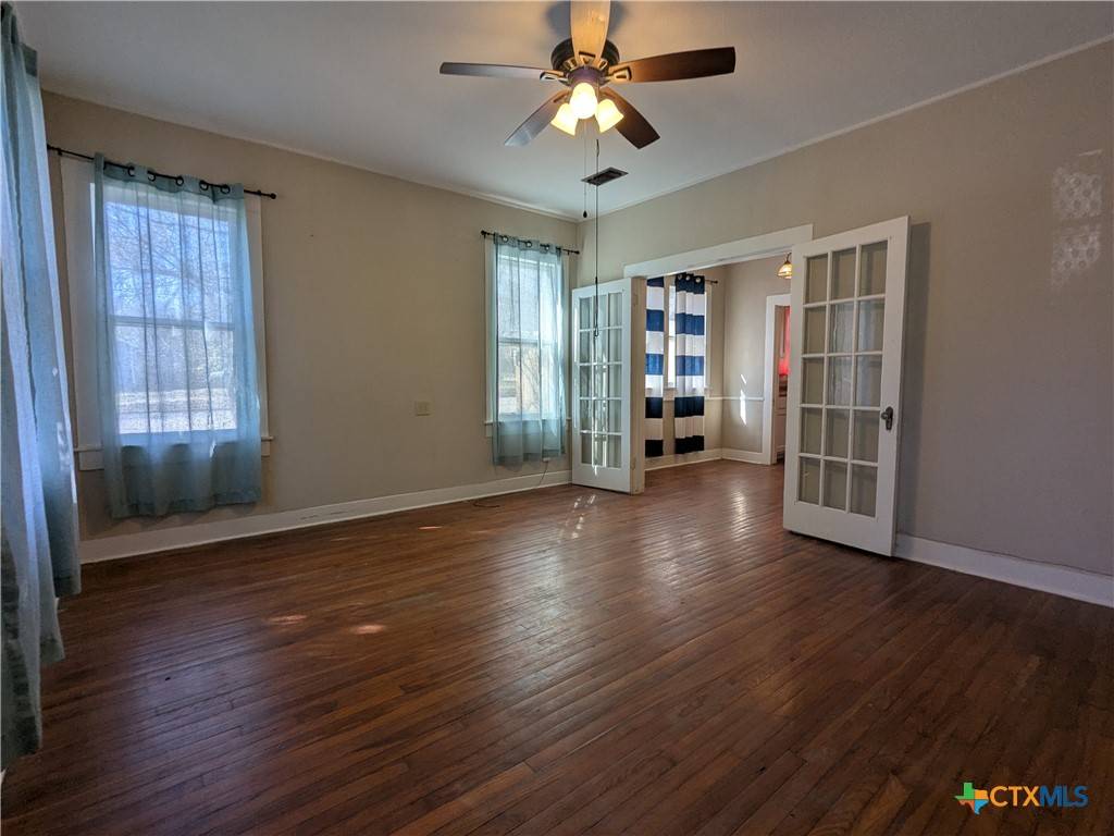 Lampasas, TX 76550,207 W 5th ST