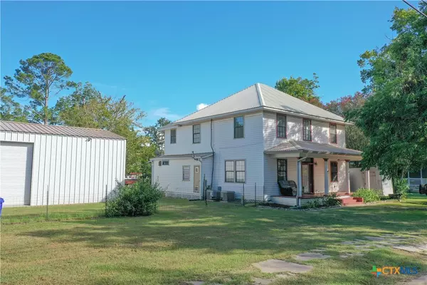 205 and 207 Hubbard ST, Yoakum, TX 77995