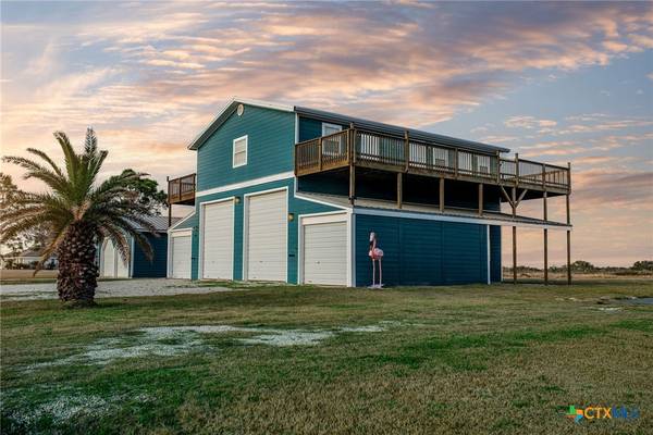 19 Dewberry LN, Seadrift, TX 77983