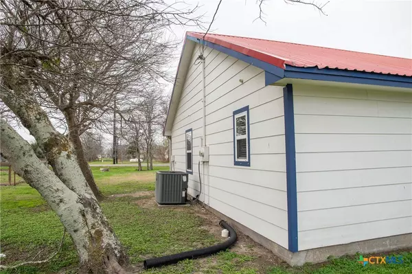 Austwell, TX 77950,203 S Gisler ST