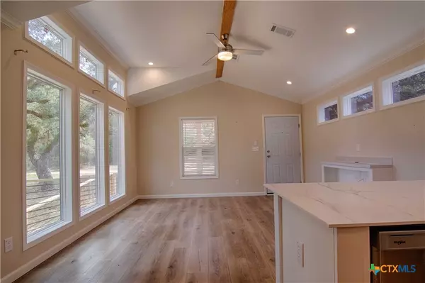 Hallettsville, TX 77964,292 Private Road 1053